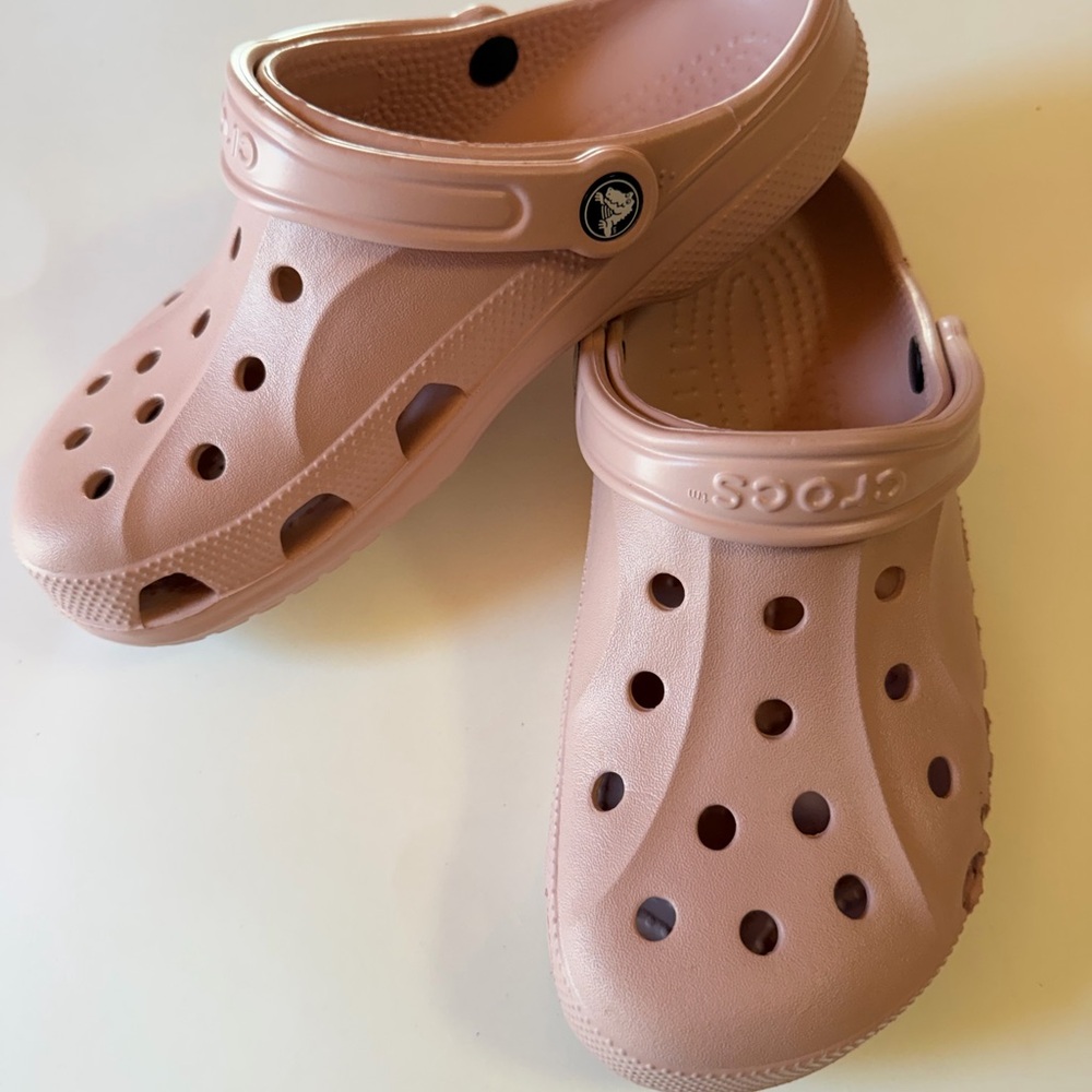 CROCS Classic Clogs in Soft Pink